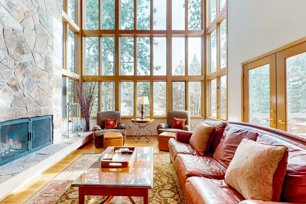 Lovely home with Black Butte view, large deck, hot tubs, & pools