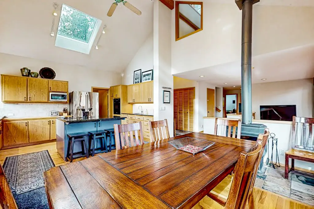 Lovely home with Black Butte view, large deck, hot tubs, & pools