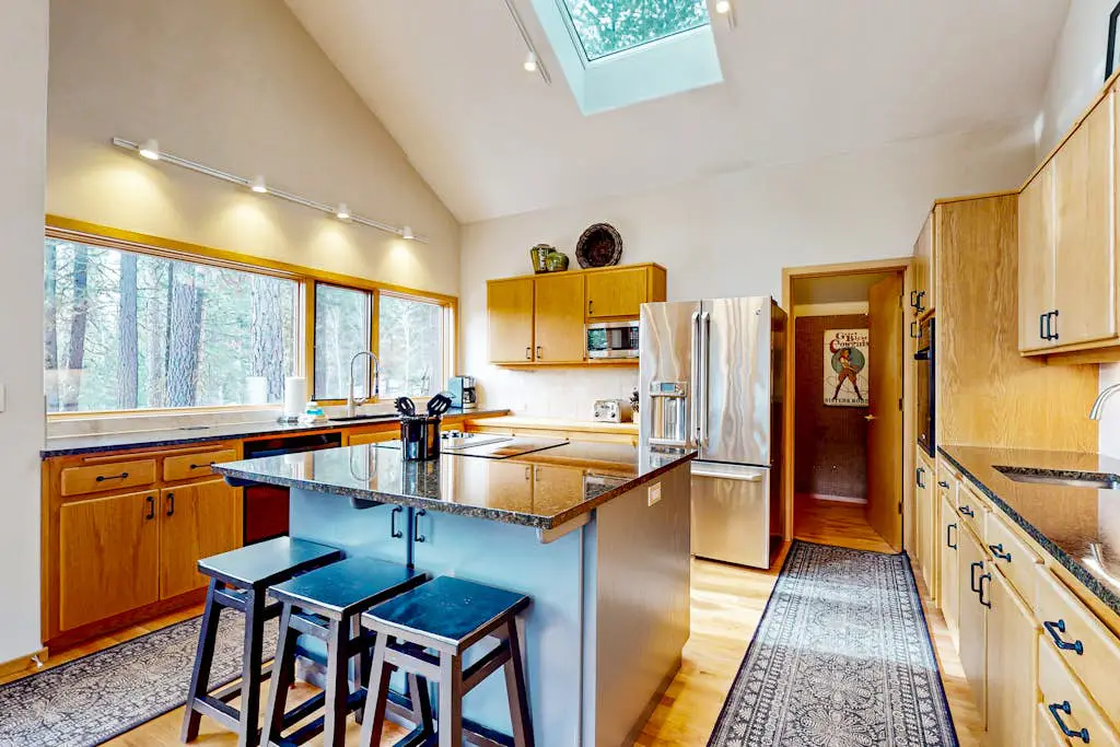 Lovely home with Black Butte view, large deck, hot tubs, & pools