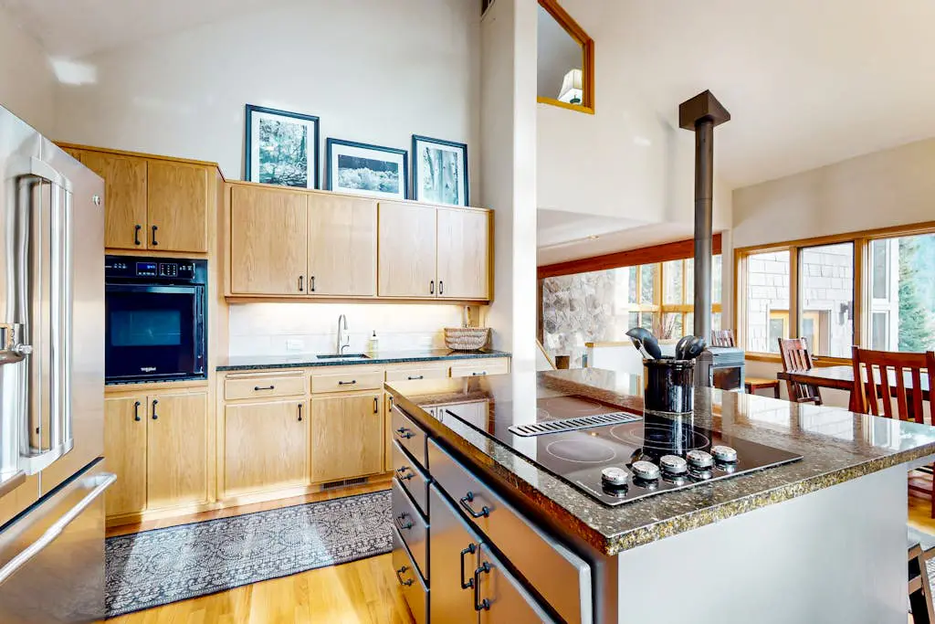 Lovely home with Black Butte view, large deck, hot tubs, & pools
