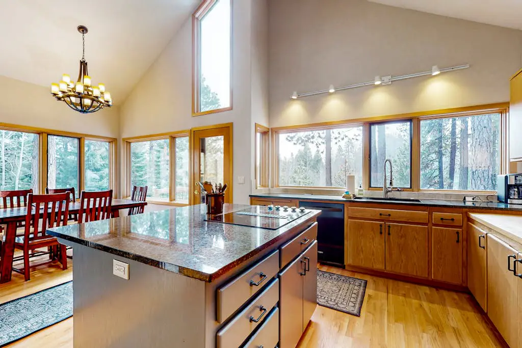 Lovely home with Black Butte view, large deck, hot tubs, & pools