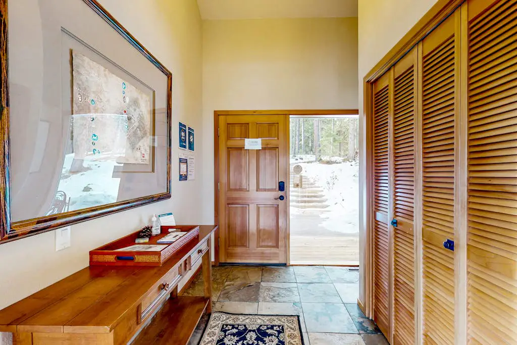 Lovely home with Black Butte view, large deck, hot tubs, & pools