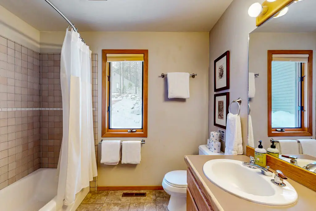 Lovely home with Black Butte view, large deck, hot tubs, & pools