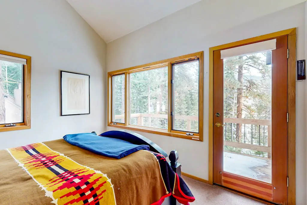 Lovely home with Black Butte view, large deck, hot tubs, & pools