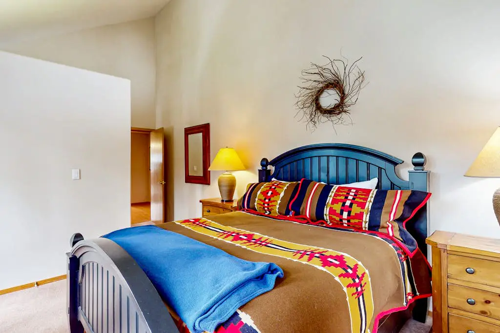 Lovely home with Black Butte view, large deck, hot tubs, & pools