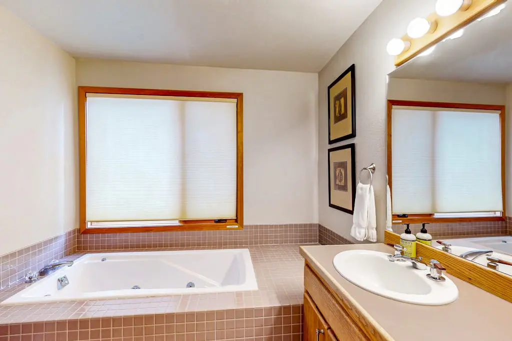 Lovely home with Black Butte view, large deck, hot tubs, & pools