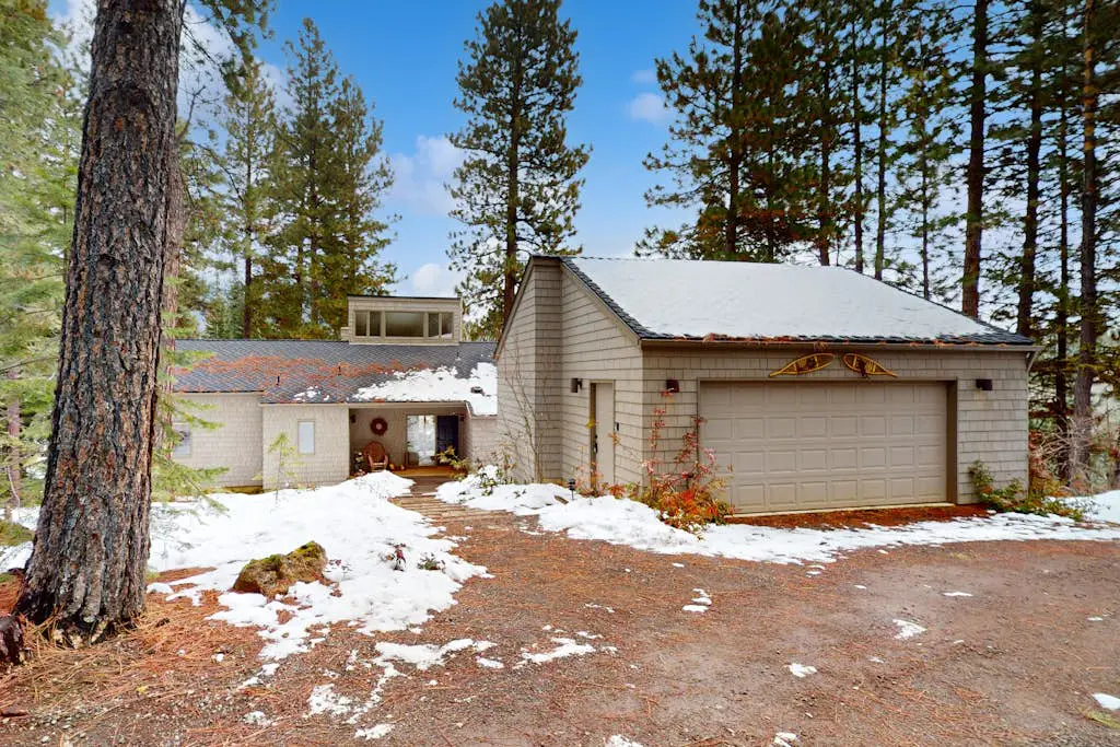 Lovely home with Black Butte view, large deck, hot tubs, & pools