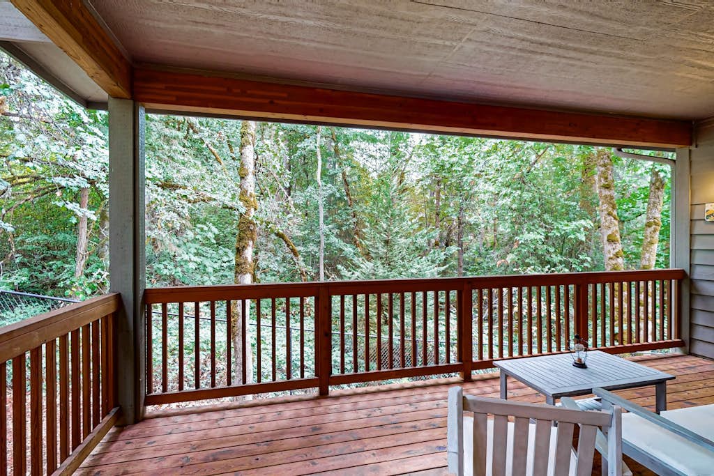 Exclusive Eugene retreat close to university with natural forest calm