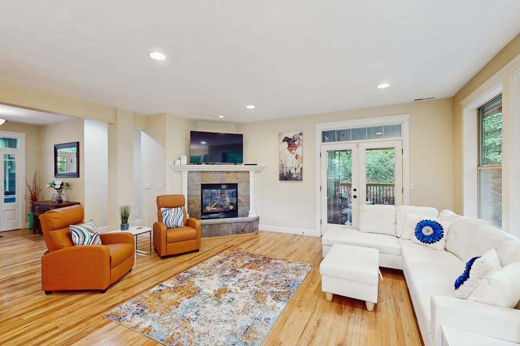 Exclusive Eugene retreat close to university with natural forest calm