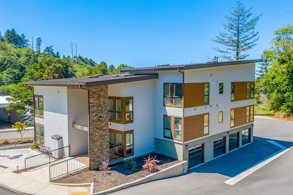 Dog-friendly home near the ocean with fireplaces, grill, balcony & deck
