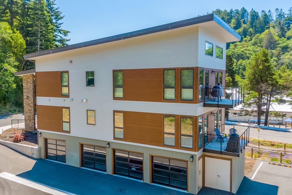 Dog-friendly home near the ocean with fireplaces, grill, balcony & deck