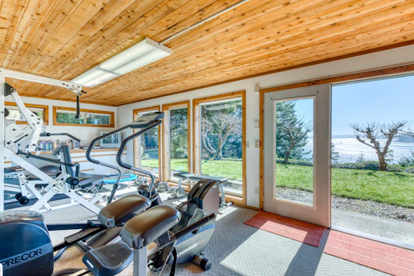 Bayfront home with fitness room, WiFi & fun-filled game room