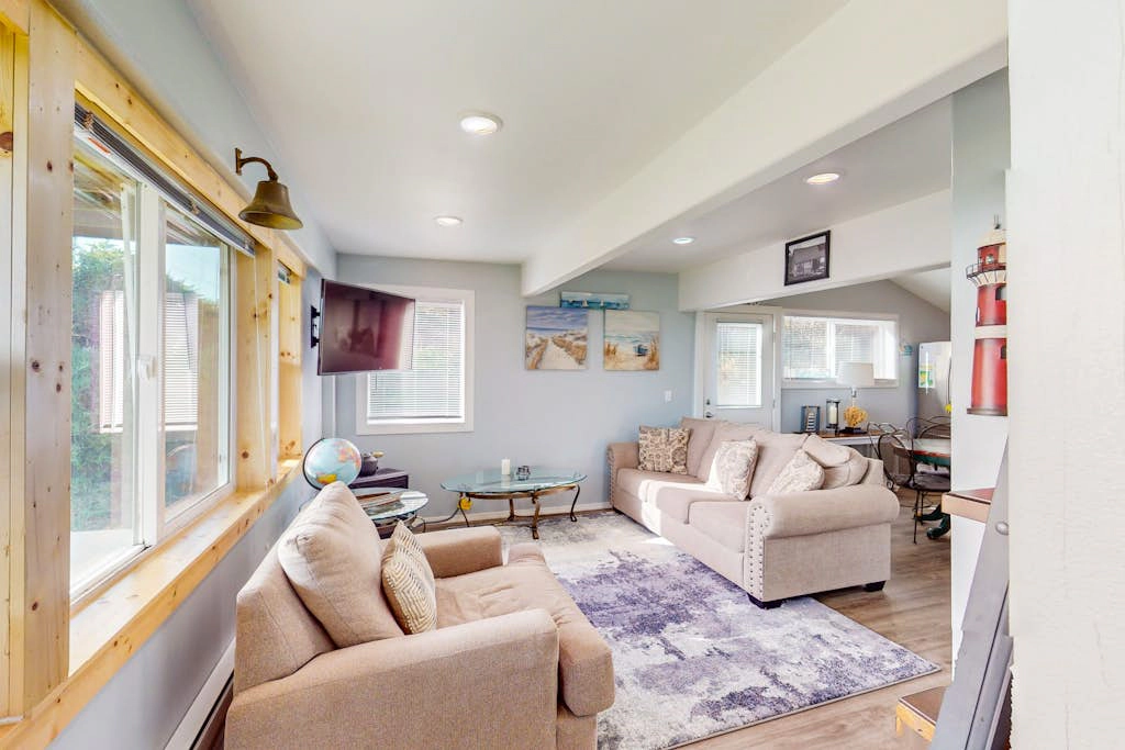 Adorable, nautical-themed home with a private hot tub & ocean views