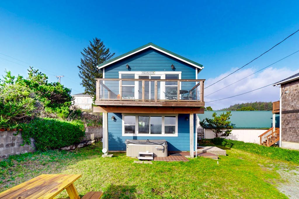 Adorable, nautical-themed home with a private hot tub & ocean views