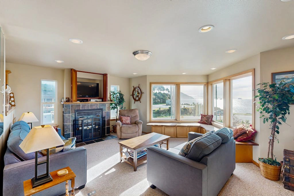 Oceanview home w/ Jetted tub and great location - near the port and beach access