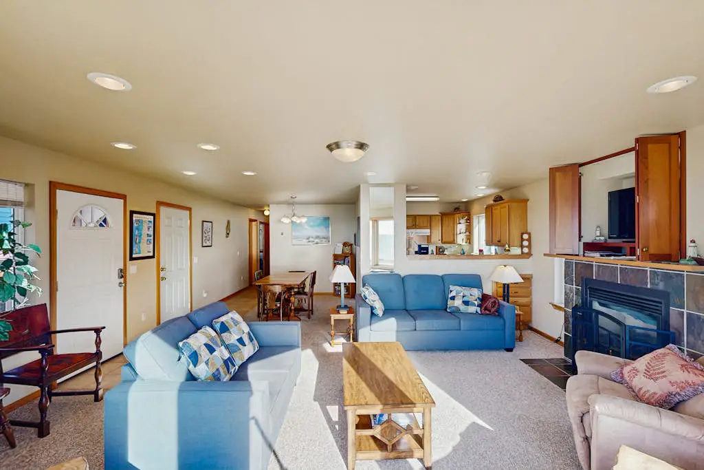 Oceanview home w/ Jetted tub and great location - near the port and beach access