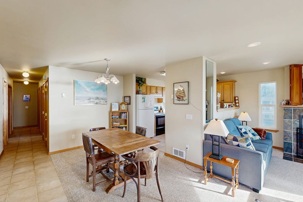Oceanview home w/ Jetted tub and great location - near the port and beach access