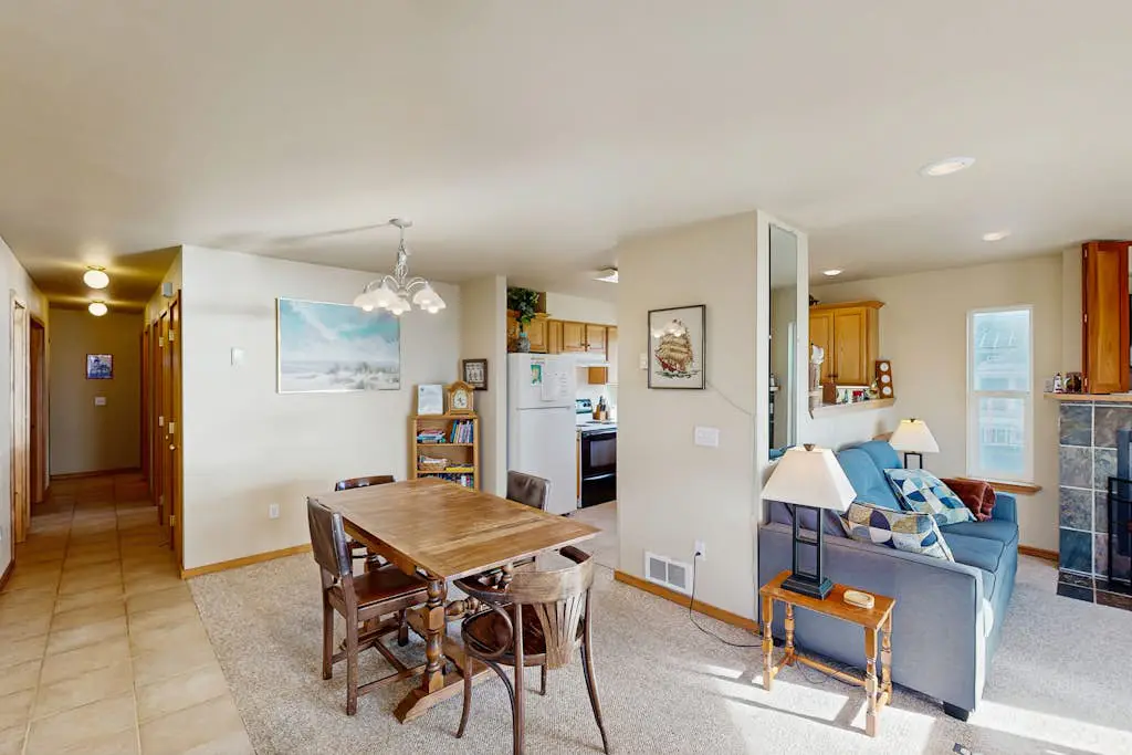 Oceanview home w/ Jetted tub and great location - near the port and beach access