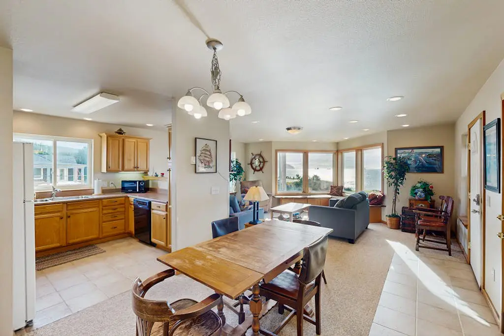 Oceanview home w/ Jetted tub and great location - near the port and beach access