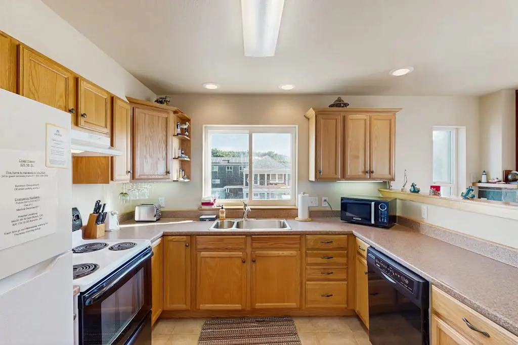 Oceanview home w/ Jetted tub and great location - near the port and beach access