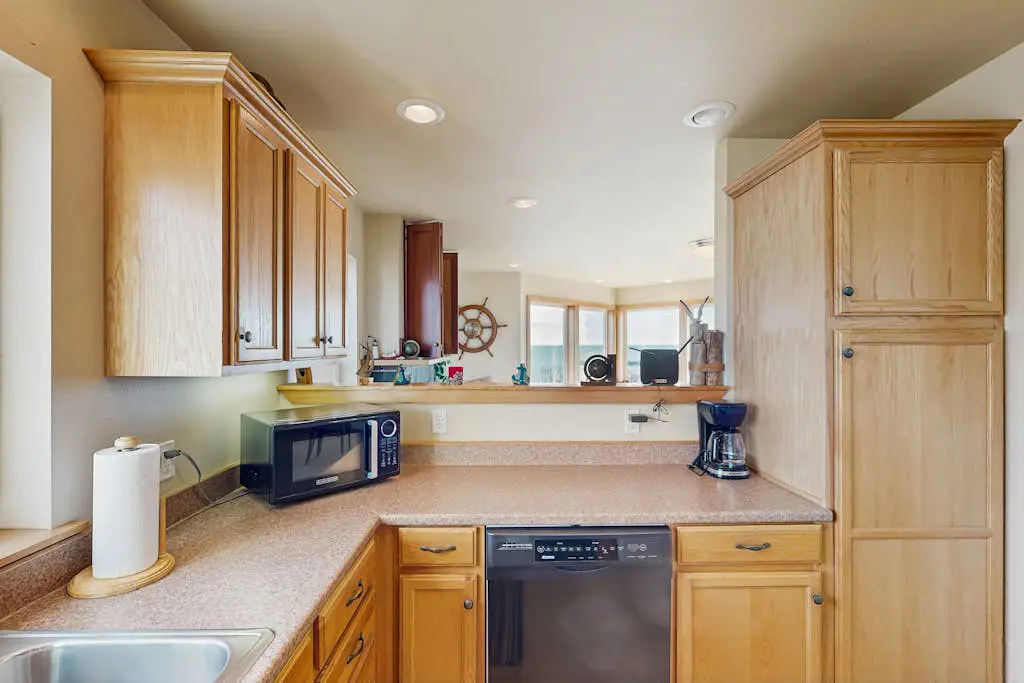 Oceanview home w/ Jetted tub and great location - near the port and beach access