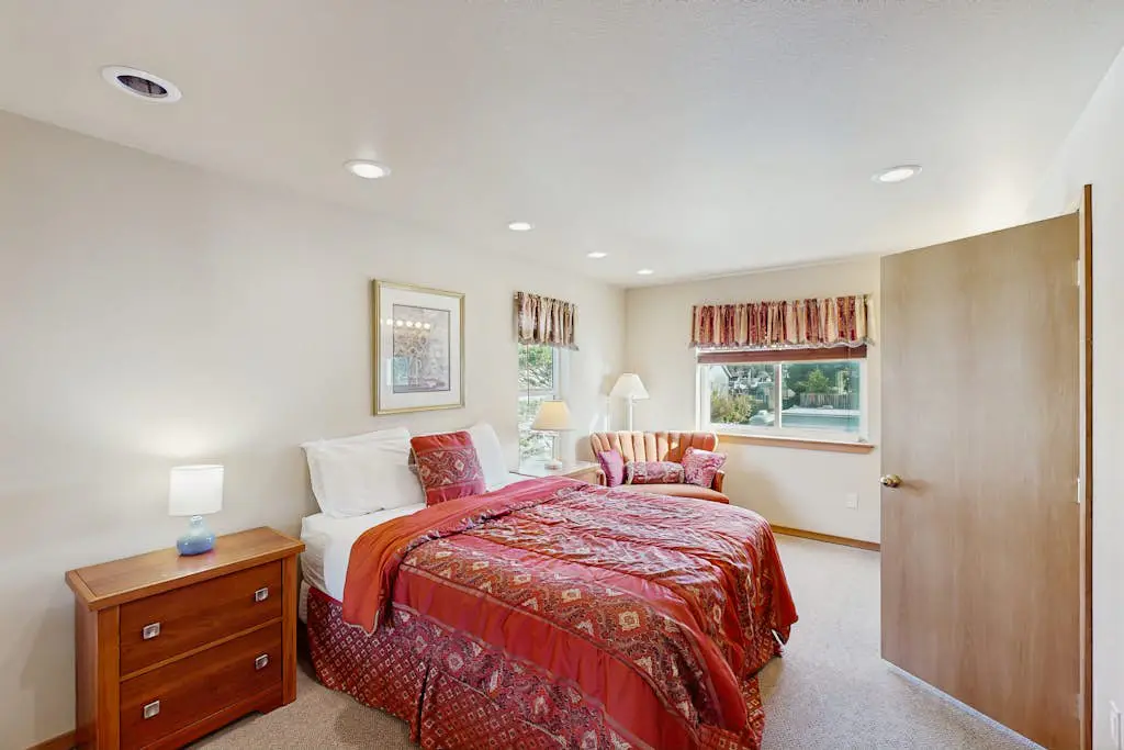 Oceanview home w/ Jetted tub and great location - near the port and beach access