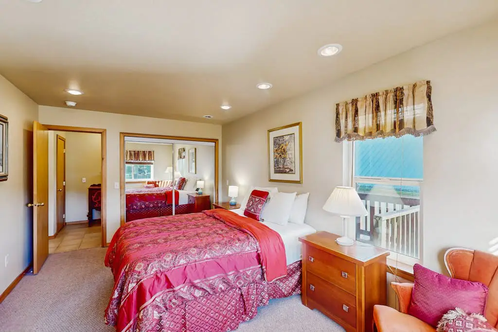 Oceanview home w/ Jetted tub and great location - near the port and beach access