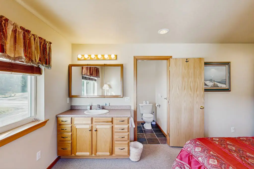 Oceanview home w/ Jetted tub and great location - near the port and beach access