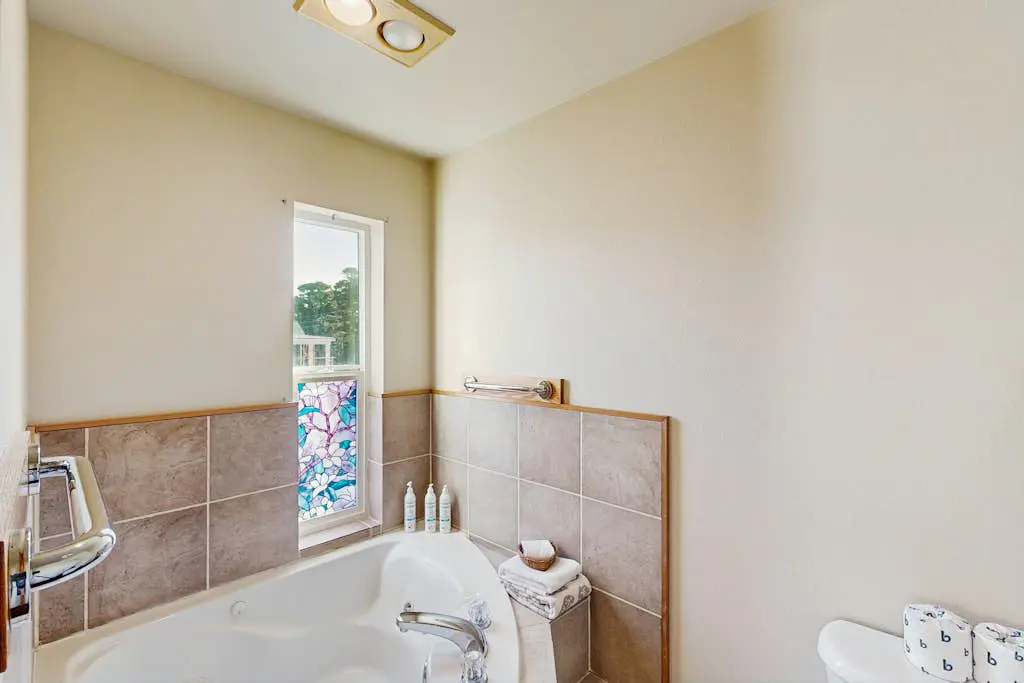 Oceanview home w/ Jetted tub and great location - near the port and beach access