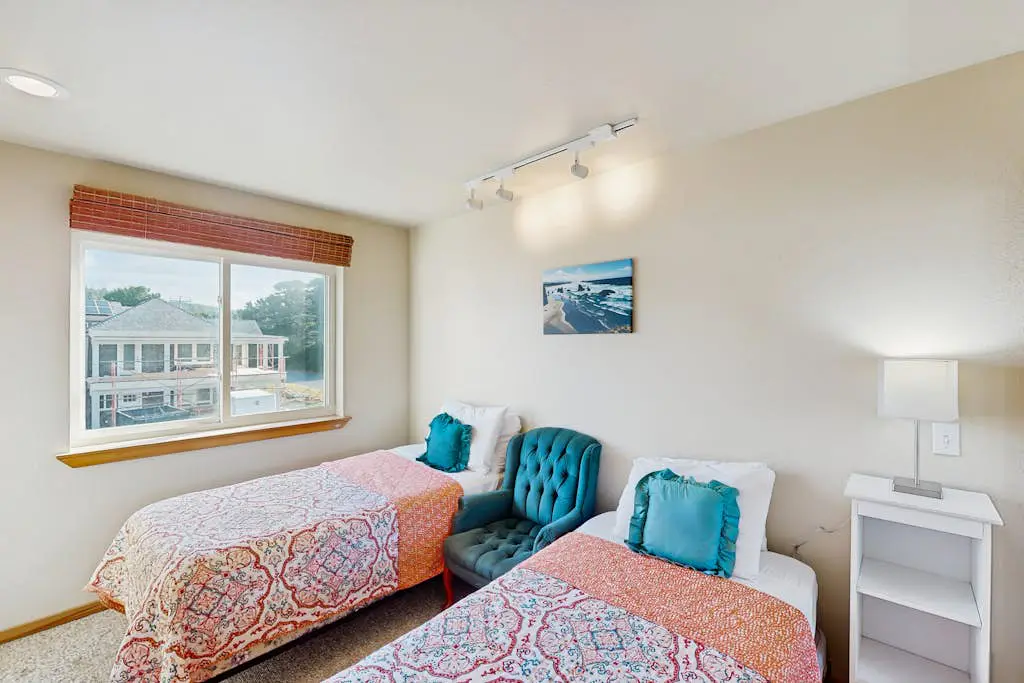 Oceanview home w/ Jetted tub and great location - near the port and beach access