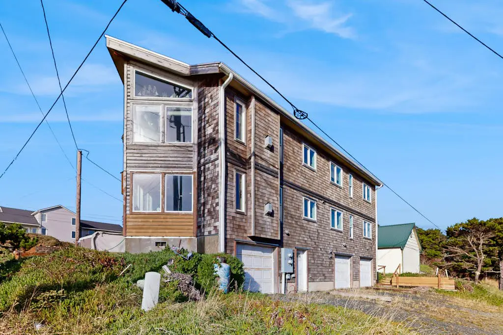 Oceanview home w/ Jetted tub and great location - near the port and beach access
