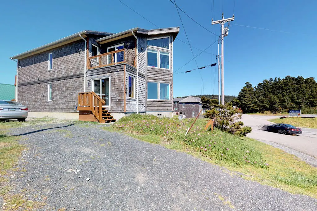 Oceanview home w/ Jetted tub and great location - near the port and beach access