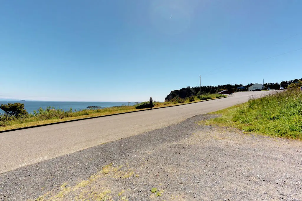 Oceanview home w/ Jetted tub and great location - near the port and beach access