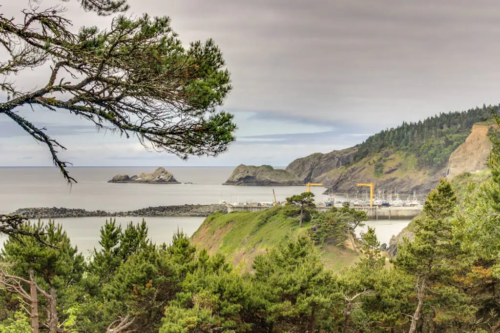 Oceanview home w/ Jetted tub and great location - near the port and beach access