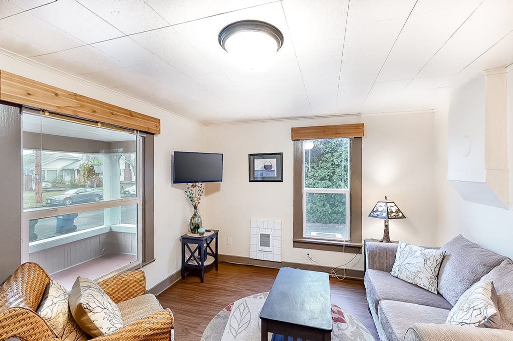 Adorable dog-friendly duplex near Main Street with full kitchen