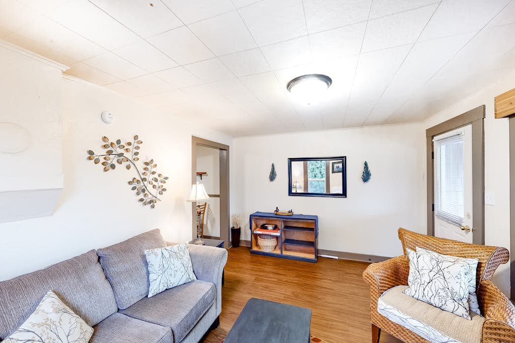 Adorable dog-friendly duplex near Main Street with full kitchen