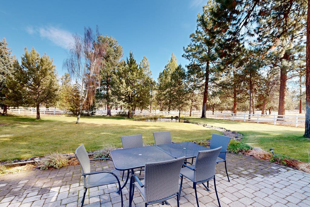 Tree-lined retreat with a hot tub, grill, game room, & W/D - mountain views