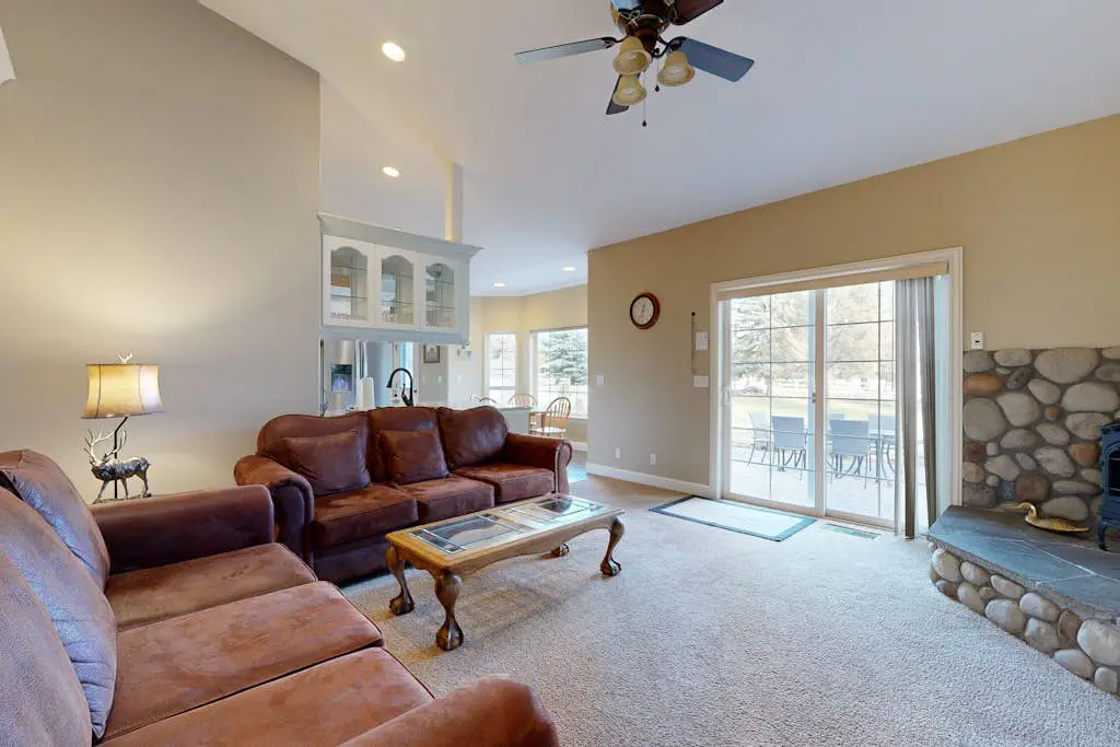 Tree-lined retreat with a hot tub, grill, game room, & W/D - mountain views
