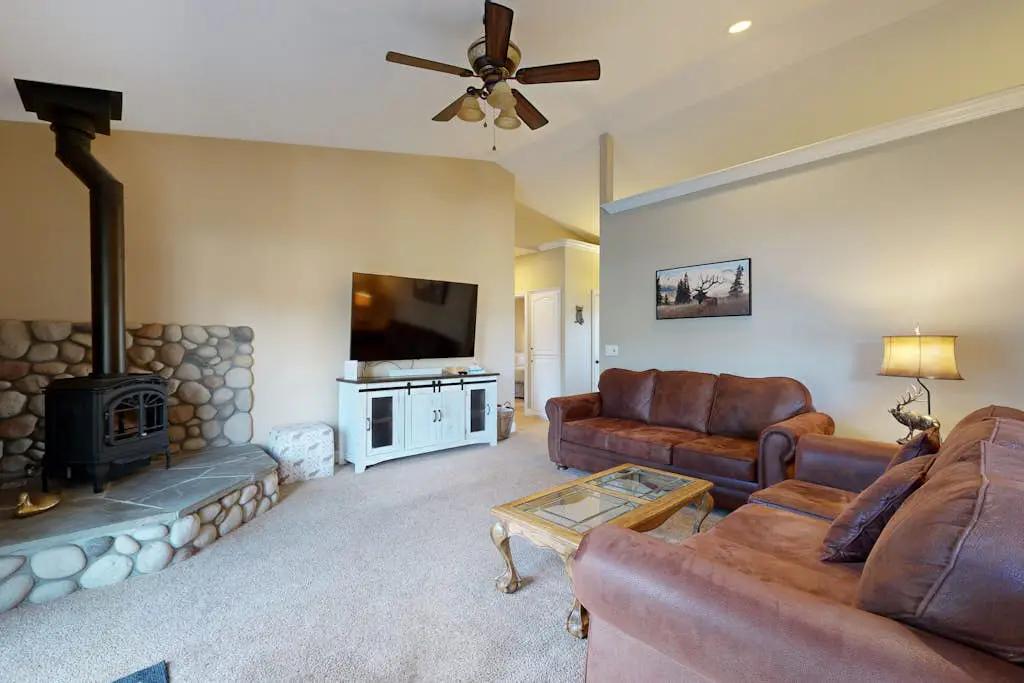 Tree-lined retreat with a hot tub, grill, game room, & W/D - mountain views