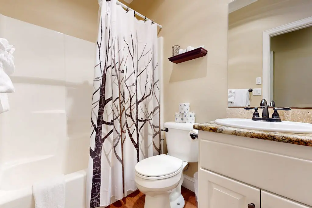 Tree-lined retreat with a hot tub, grill, game room, & W/D - mountain views