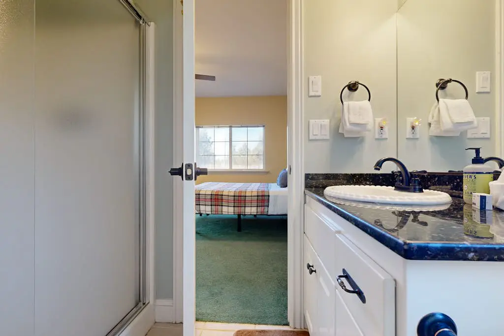 Tree-lined retreat with a hot tub, grill, game room, & W/D - mountain views