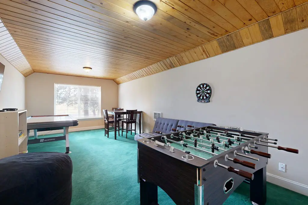 Tree-lined retreat with a hot tub, grill, game room, & W/D - mountain views