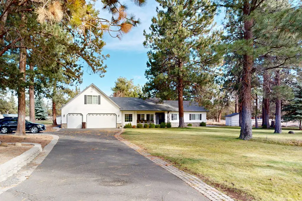 Tree-lined retreat with a hot tub, grill, game room, & W/D - mountain views