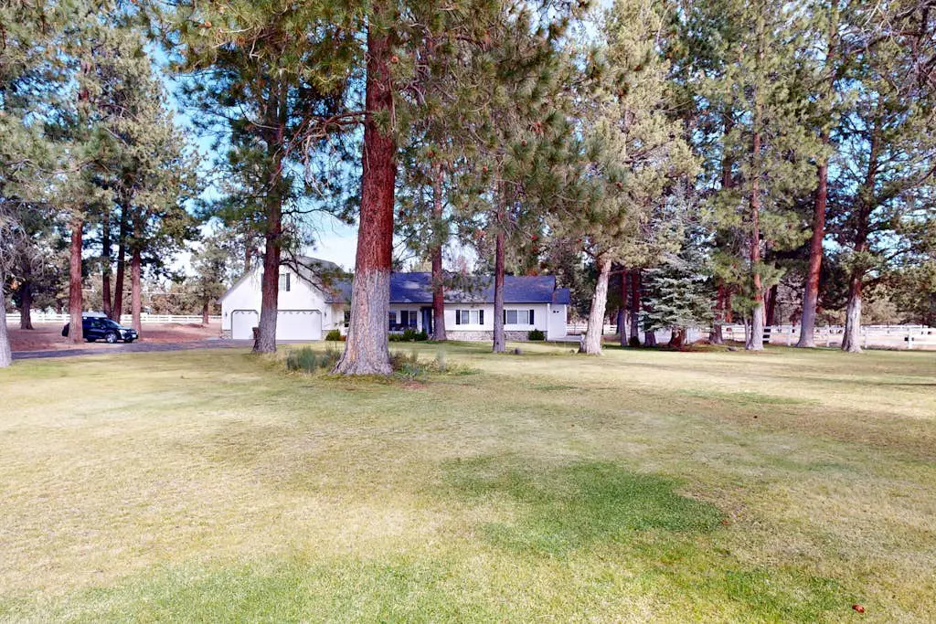 Tree-lined retreat with a hot tub, grill, game room, & W/D - mountain views
