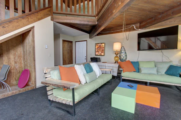 Adorable and Spacious Cabin in the Heart of Government Camp -Close to Ski Access