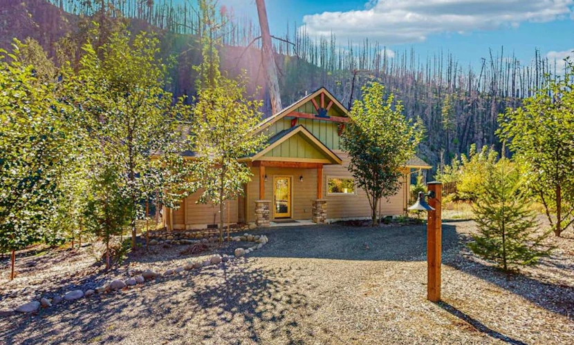 Amazing riverfront cabin with views, deck, firepit, & grill - dog-friendly