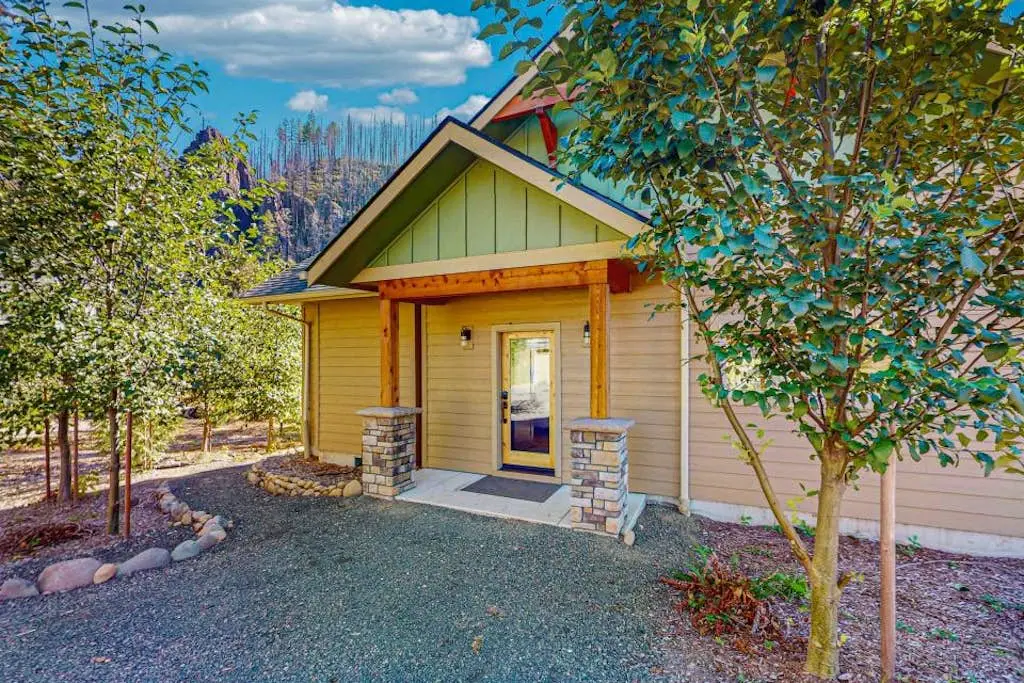 Amazing riverfront cabin with views, deck, firepit, & grill - dog-friendly