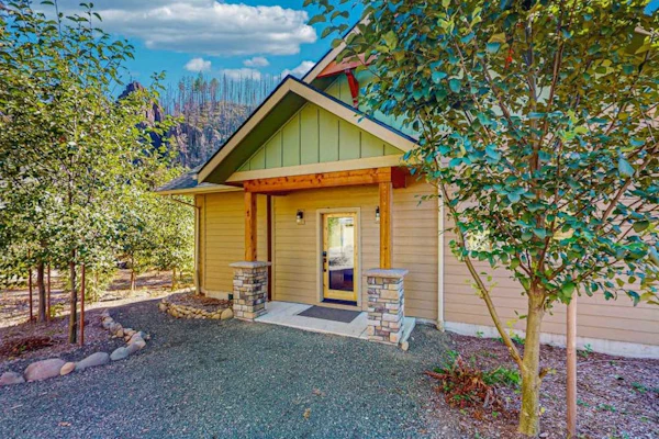Amazing riverfront cabin with views, deck, firepit, & grill - dog-friendly