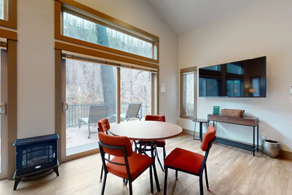 Amazing riverfront cabin with views, deck, firepit, & grill - dog-friendly