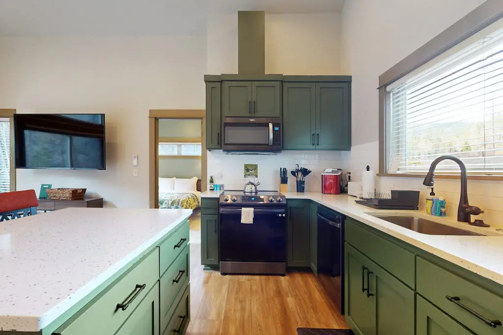 Amazing riverfront cabin with views, deck, firepit, & grill - dog-friendly